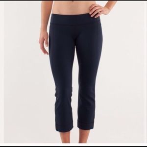 Lululemon Navy Power Up Crops-sz4 -EUC